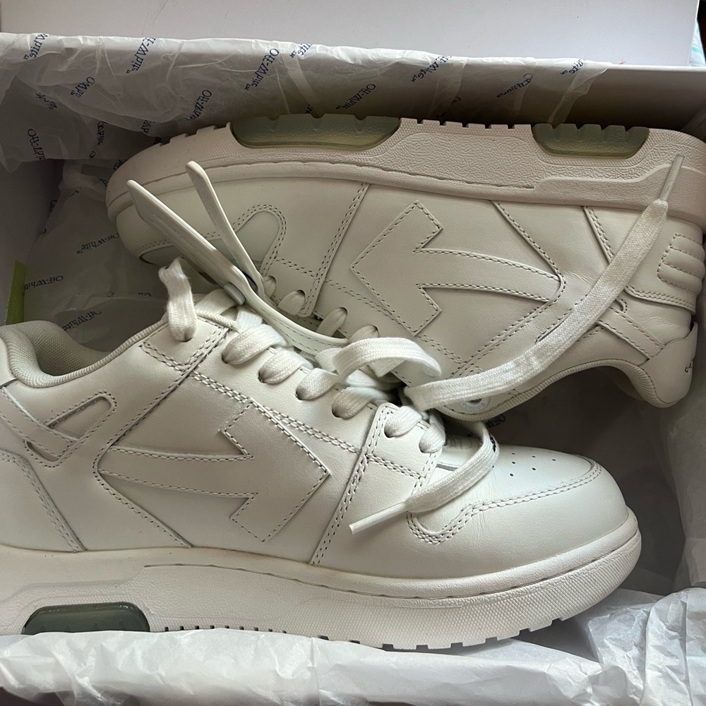 Don’t like the all white. Worn once . Can work with prices in the 300s .